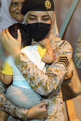 ” فيديو ” مجنّدة سعوديه تخطف الأنظار والقلوب  . بموقف إنساني .
