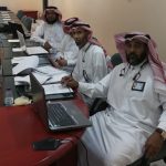 أحد المواطنين بمحافظة فيفاء يقوم بصيانة الشارع العام في غياب الجهات المعنيه.
