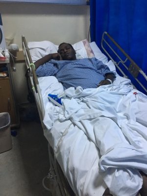 إصابة مؤلمه لمراسل صحيفة “خبر عاجل” بحادث مروري على الطريق الدولي