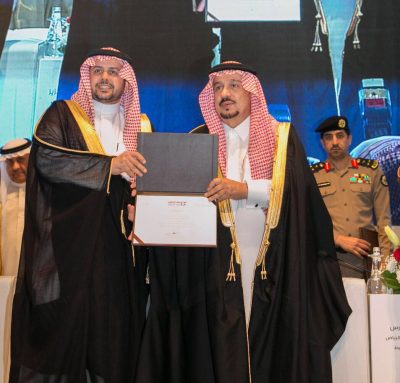 أمير الرياض يكرم الدكتور الدوسري