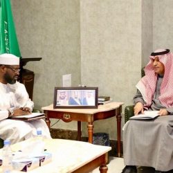مدير تعليم تبوك ” يكرم الطالبه ” البارقي