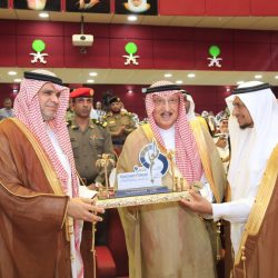 السيدة إيمان غصين تكرم معالي المستشار الشيخ مشعل مالك عبدالعزيز الصباح