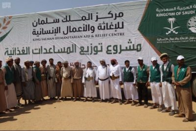 مركز الملك سلمان للإغاثة يوزع 22273 سلة غذائية بالخوخة اليمنية