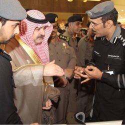 وزير التعليم يكرم العبدالله أحد منسوبي ثانوية عمير بن وهب بالأحساء