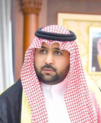 الأمير محمد بن عبدالعزيز ينقل تعازي القيادة لوالد وذوي الشهيد الجندي المالكي .
