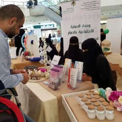 رئيس المحكمة العامة بسكاكا يكرم طالب أتمّ حفظ القرآن الكريم