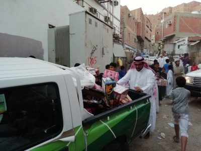 مصادرة مواد غذائية تالفة والقبض على (15) عامل مخالف بمكة المكرمة