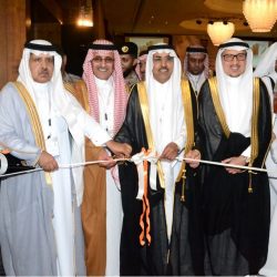 وكيل وزارة الصحة المساعد للصحة الوقائية يقدم شهادة شكر للإعلامي عوض الشهري