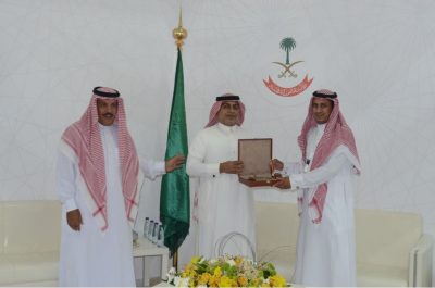 رئاسة أمن الدولة تقدم درعاً تذكارياً للاعلامي راضي الزويد