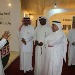 بالصور : محافظ أضم يكرم الفائزين بجائزة الابداع