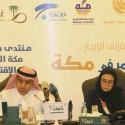 نائب أمير منطقة جازان ينقل تعازي القيادة لوالد وذوي الشهيد الحمدي.
