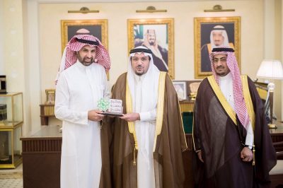 ‏أمير القصيم يكرم مدير المركز الثقافي ببريدة