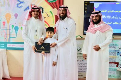 طالب بالصف الثالث الابتدائي يكرم معلميه بعد تحقيقه للمركز الأول في التعرف على الموهوبين