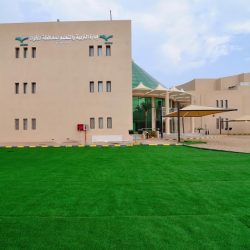 طلاب الصف السادس بمدرسة أحد بقلوة يكرمون معلمهم