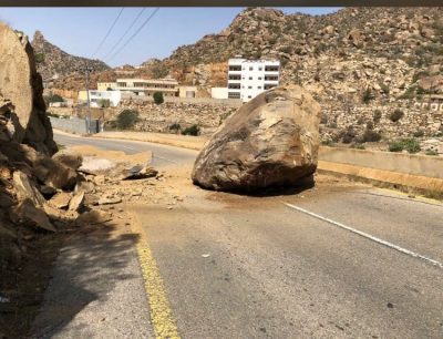 سقوط صخرة يغلق الطريق الدائري ببلاد ثقيف جنوب الطائف