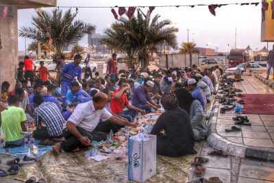فريق “إكرام” الخيري يقيم إفطار جماعياً للعمال