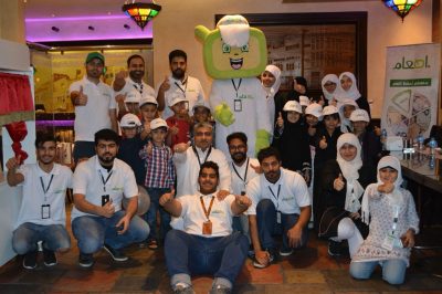 “في الخدمة” يجمع أطفال “إطعام” على مائدة الإفطار.