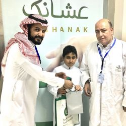نائب أمير جازان ينقل تعازي القيادة لوالد وذوي الشهيد الجندي قحل .
