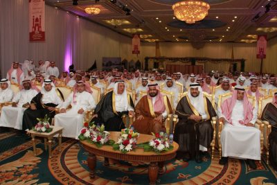 الحكم الدولي ناصر المظفر يعلق الراية في حفل الوفاء