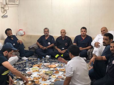 مدير هيئة الهلال الأحمر يتناول طعام الافطار في مركز إسعاف العزيزية بمكة