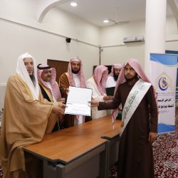 مجمع الخندق بهديب يكرم الطالب الفائز بمنافسات الحوار بالجوف