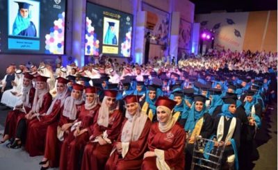 جامعة عفت تحتفل بتخريج ثمان مئة وسبعة وعشرون طالبة لمرحلتي البكالوريوس والماجستير لعام 1438/1439هـ