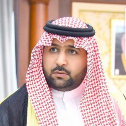 الأمير محمد بن عبدالعزيز ينقل تعازي القيادة لذوي الشهيد وكيل الرقيب الفود.
