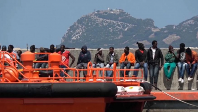 إنقاذ مئات المهاجرين من الغرق في عرض الساحل الإسباني