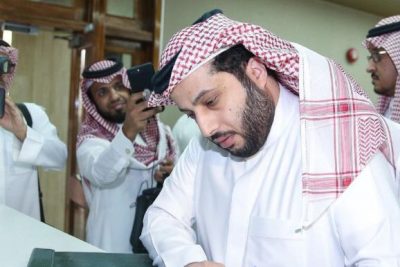 تركي آل الشيخ يُكافئ نجم الأخضر للكاراتيه