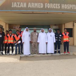 نائب أمير منطقة جازان ينقل تعازي القيادة لذوي الشهيد الرائد الياجزي.