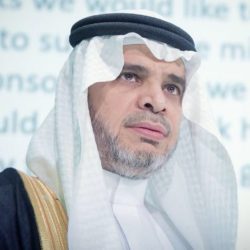 الأمير محمد بن عبدالعزيز ينقل تعازي القيادة لذوي الشهيد وكيل الرقيب الفود.