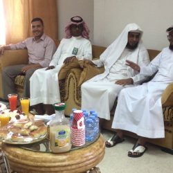 عريس مصري يحتفل بزواجه في ساحات ملعب مباراة السعودية ومصر