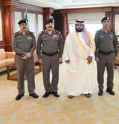 أمير منطقة جازان بالنيابة يقلد مساعدي مدير الشرطة رتبتيهما الجديدتين .