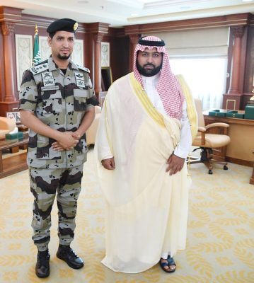 أمير جازان بالنيابة يقلد قائد قوة الطوارئ العقيد القحطاني رتبته الجديدة .