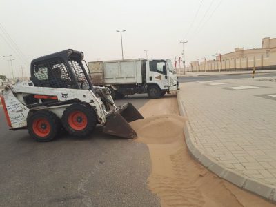 بلدية صامطة تستنفر طاقاتها لمعالجة الأضرار الناتجة عن موجة الغبار