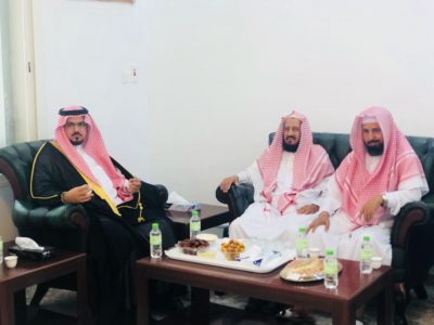 أمين منطقة الباحة يزور رئيس محكمة الإستئناف في مكتبة