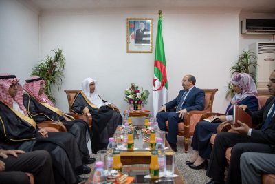 رئيس الحكومة الجزائرية يستقبل الأمين العام لرابطة العالم الإسلامي