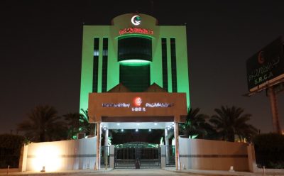 مبنى الهلال الأحمر السعودي يتزين باللون الأخضر احتفالا باليوم الوطني 88