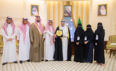 أمير القصيم يستقبل مديرة جمعية “جستر” ويتسلم عضويتها الفخرية