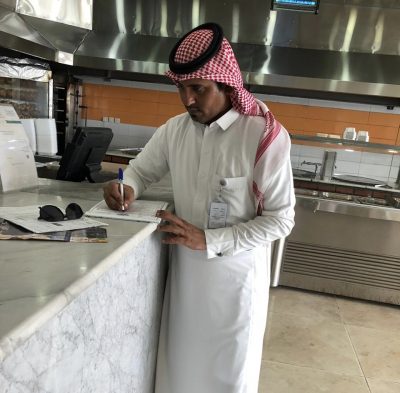 بلدية بارق تغلق مطعمين ضمن حملة غذاؤكم أمانة
