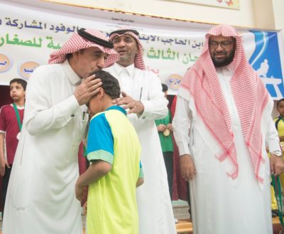 الملحم ” رئيس قسم التربية البدنية بالأحساء يقبل رأس لاعب منتخب جدة