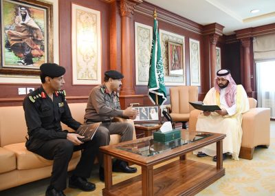 الأمير محمد بن عبد العزيز يطلع على التقرير الإحصائي للدوريات الأمنية.