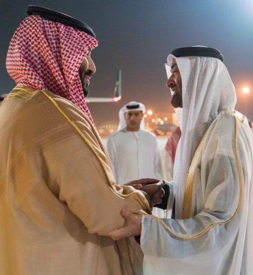 ولي العهد السعودي يصل الإمارات في بداية جولة عربية