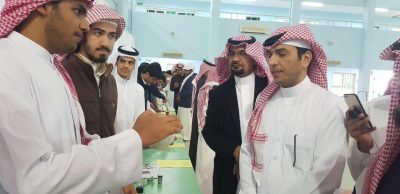العايد يدشن معرض ” الكيمياء في حياتنا ” في ثانوية الأمير ناصر بن عبدالعزيز