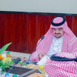 الأمير محمد بن عبدالعزيز ينقل تعازي القيادة لذوي الشهيد الجندي أول الكعبي.