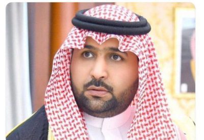 الأمير محمد بن عبدالعزيز ينقل تعازي القيادة لذوي الشهيد الجندي أول الكعبي.