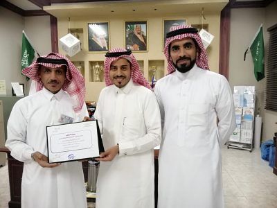 مدرسة القارة المتوسطة وفصول التربية الفكرية والتعليم المستمر تكرم صحيفة “خبر عاجل”