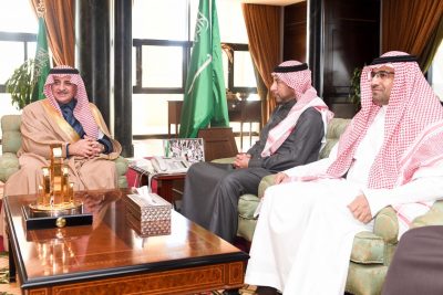 أمير تبوك يلتقي الرئيس التنفيذي لفريق برنامج تطوير وزارة الداخلية
