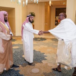 عدد من أعضاء مجلس إدارة ولاعبي نادي الوحدة في زيارة لمركز الخياط الخيري لغسيل الكلى