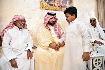 نائب أمير جازان ينقل تعازي القيادة لوالد وذوي الشهيد أبو راية